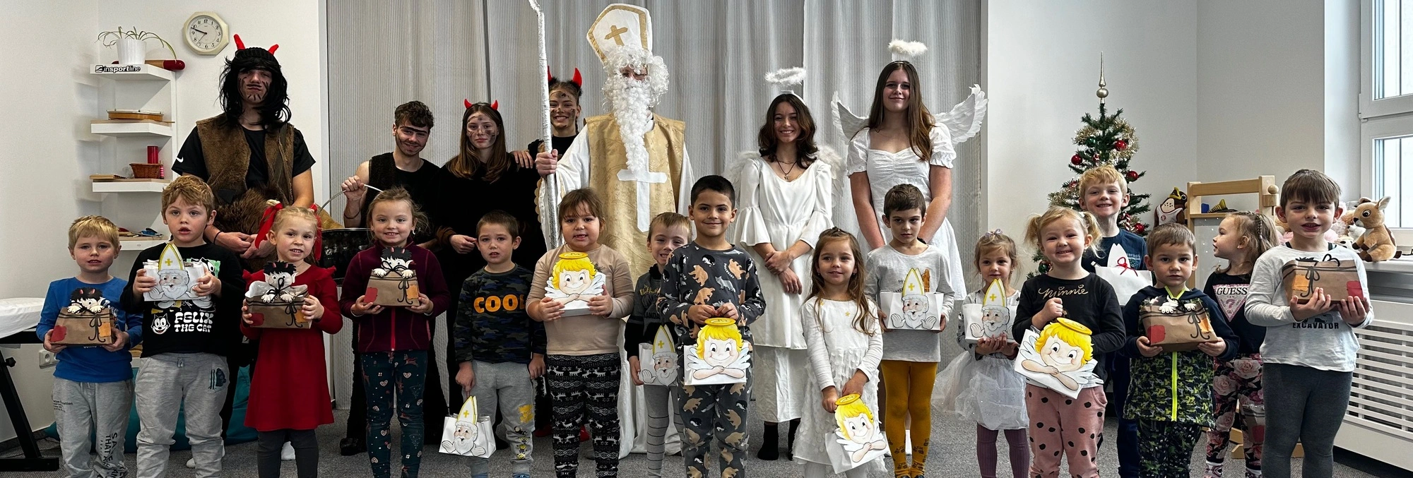 Děti ve školce s Mikulášem, anděli a čerty