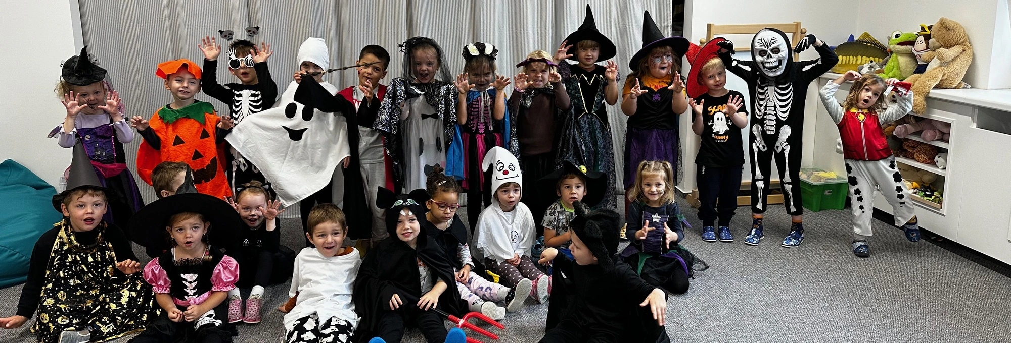 Děti ve školce s Halloweenskými kostými