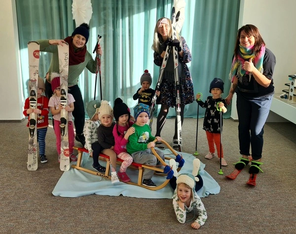 Náhledová fotka - Červená třída s lyžemi a sáňkami v lyžařském oblečení