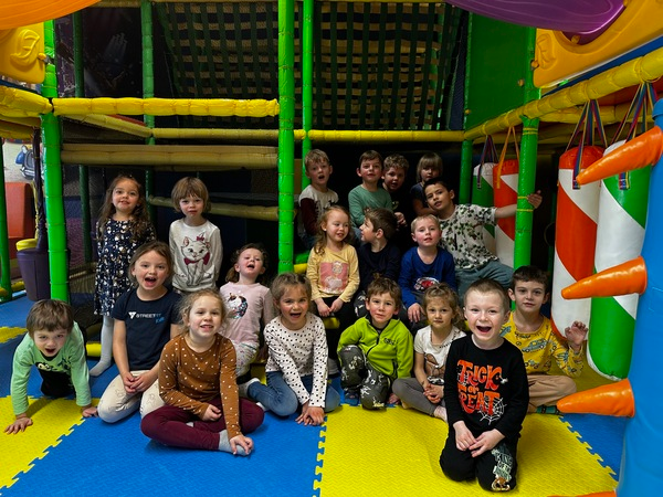 Náhledová fotka - Skupinová fotka usmívajících se dětí Modré třídy v zábavním parku