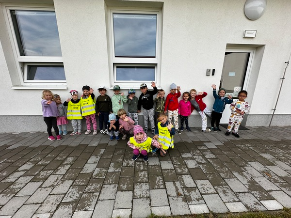 Náhledová fotka - Děti Modré třídy před budovou školky
