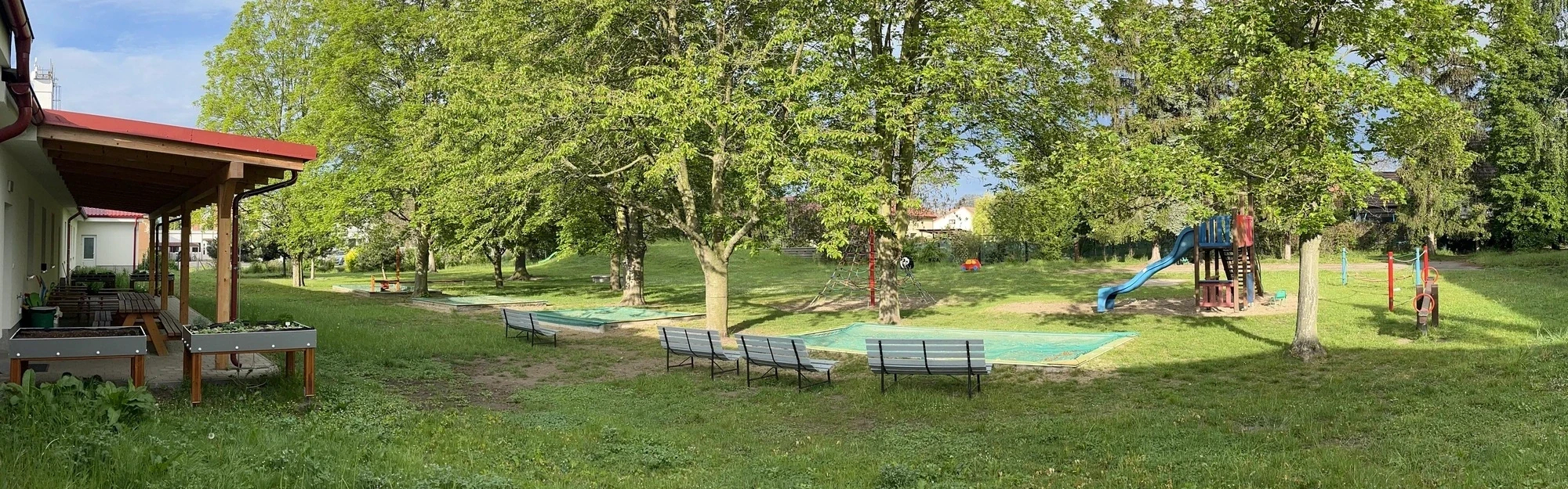 Zahrada mateřské školy s hřištěm