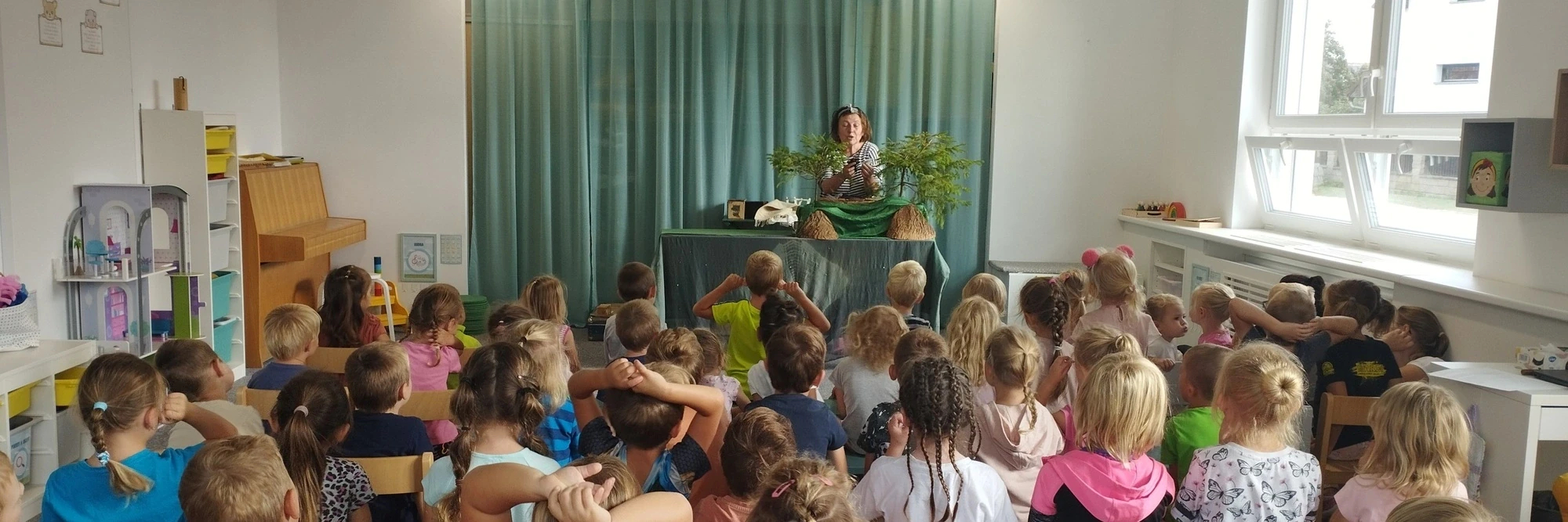 Všechny třídy ve školce na divadelním představení