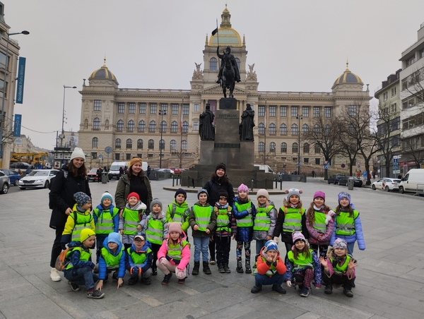 Náhledová fotka - Zelená třída na výletě před Národním Muzeem