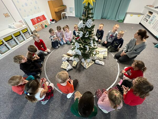 Náhledová fotka - Žlutá třída ve školce kolem vánočního stromku s dárky